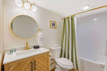 Standard Room, 1 King Bed, Kitchenette, Poolside
