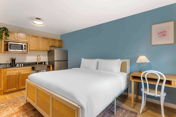 Standard Room, 1 King Bed, Accessible, Poolside