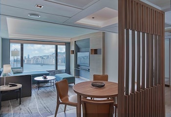 Elite Deluxe Harbour View Suite with Club Lounge Access