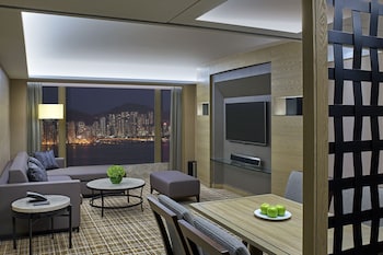 Deluxe Harbour View Suite with Club Lounge Access