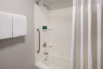 Deluxe Room, 2 Queen Beds, Accessible (Mobility Tub)
