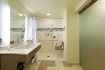 Standard Room, 2 Double Beds, Roll-in Shower (Communications Accessible)