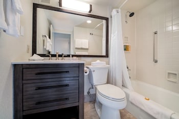 Standard Room, 1 King Bed, Mountain View, Tower (Tower 1)