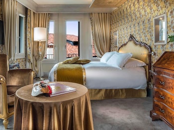 Deluxe Suite, 1 King Bed (Canal View)