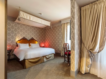 Deluxe Triple Room, 1 King Bed with Sofa bed, Balcony (Canal View)