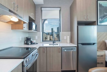 Studio Suite, 1 Queen Bed, Kitchen, City View (Penthouse, Jacuzzi, Balcony)