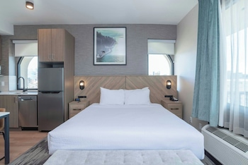 Studio Suite, 1 Queen Bed, Kitchen, City View (Penthouse, Jacuzzi, Balcony)