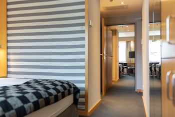 Standard Room, 1 Queen Bed (Rearside)