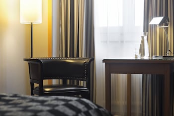 Standard Room, 1 Queen Bed (Rearside)