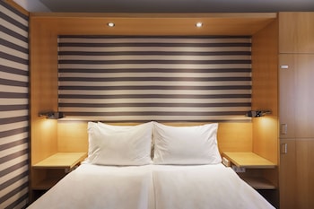 Standard Room, 1 Queen Bed (Rearside)