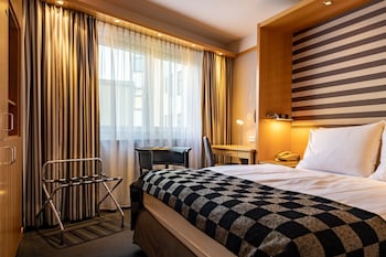 Standard Room, 1 Queen Bed (Rearside)