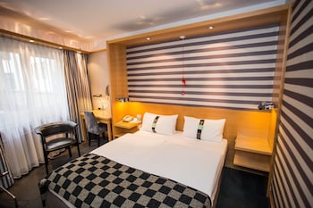 Room, 1 Queen Bed, Accessible, Courtyard View