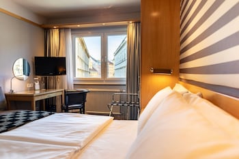 Standard Room, 1 Queen Bed