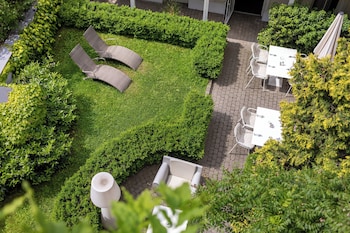 Standard Room, 1 King Bed, Garden View