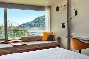 Deluxe Room, 1 King Bed, River View