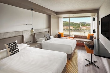 Deluxe Room, 2 Twin Beds, River View
