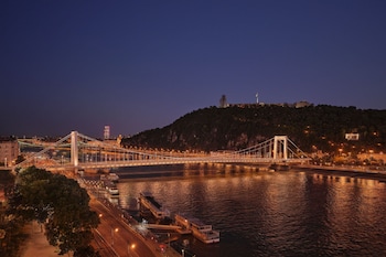 Deluxe Room, 2 Twin Beds, River View