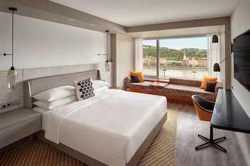 Deluxe Room, 1 King Bed, River View
