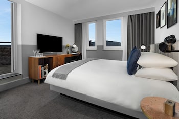 Room, 1 King Bed, Balcony (Essential)