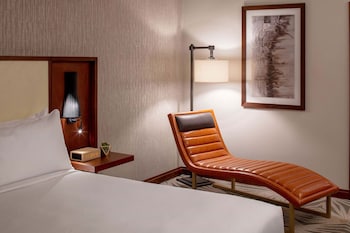 Room, 1 King Bed, Poolside (Mobility/Hearing Access, Roll-In Shwr)