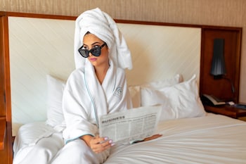 Room, 1 King Bed, Poolside (Mobility/Hearing Access, Roll-In Shwr)
