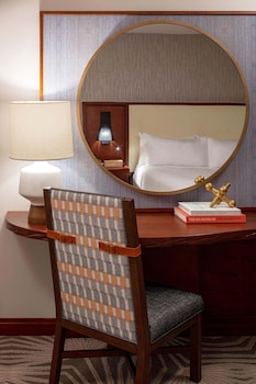Room, 1 King Bed, Poolside (Mobility/Hearing Access, Roll-In Shwr)