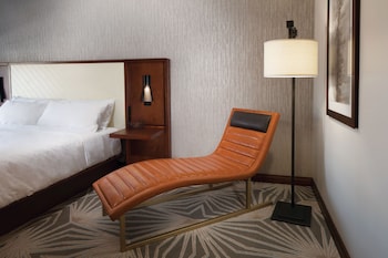 Room, 1 King Bed, Poolside (Mobility/Hearing Access, Roll-In Shwr)
