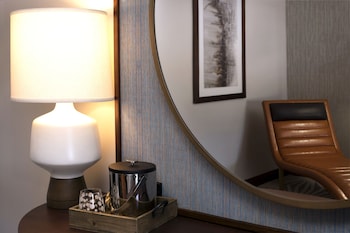 Room, 1 King Bed, Poolside (Mobility/Hearing Access, Roll-In Shwr)