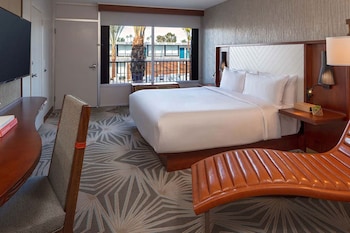 Room, 1 King Bed, Poolside