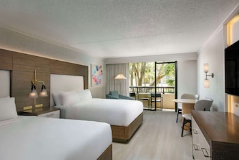 Deluxe Room, 2 Queen Beds, Accessible (Roll-In Shower)