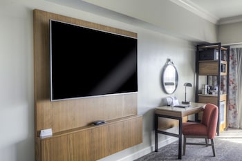 Deluxe Room, 1 King Bed (Runway)