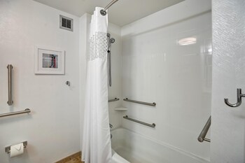 Room, 2 Queen Beds, Accessible, Non Smoking (Hearing Impaired)