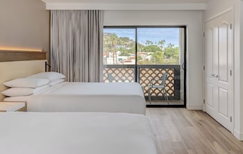 Suite, 1 Bedroom, Courtyard View (2 Queen)