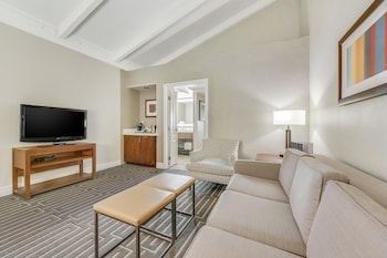 Suite, 1 King Bed, Poolside