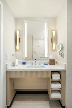 Grand Suite, 1 King Bed, Accessible (Mobility/Hearing, Roll-In Shower)