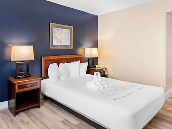 Standard Room, 1 Queen Bed, Accessible, Refrigerator