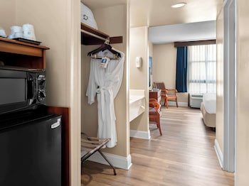 Standard Room, 1 King Bed, Non Smoking, Refrigerator