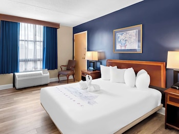Standard Room, 1 Queen Bed, Accessible, Refrigerator