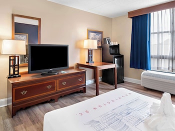 Standard Room, 1 Queen Bed, Accessible, Refrigerator