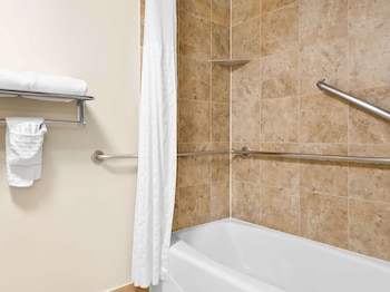 Standard Room, 1 Queen Bed, Accessible, Refrigerator