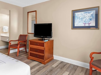 Standard Room, 1 King Bed, Non Smoking, Refrigerator & Microwave