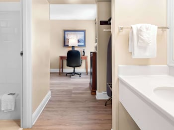 Standard Room, 1 King Bed, Non Smoking, Refrigerator