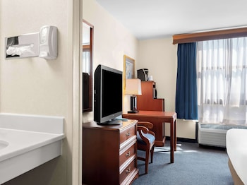 Standard Room, 1 Queen Bed, Accessible, Refrigerator