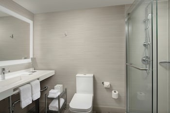 Room, 1 King Bed, Mobility Accessible, Bathtub