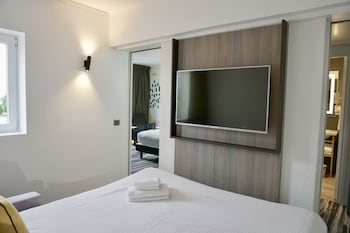 Suite, 1 Queen Bed with Sofa bed