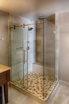 Junior Suite, 1 King Bed, Kitchenette, Mountain View