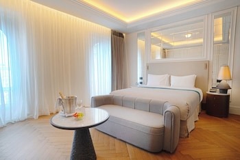 Executive Suite with King Bed