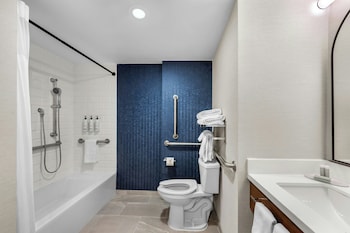 Room, 2 Queen Beds, Hearing Accessible (Accessible Bathtub)