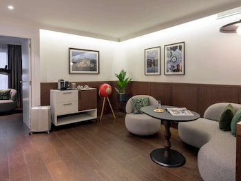 Suite, 1 King Bed, Garden View (Homage)