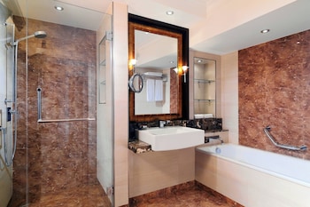 Club Suite, 1 King Bed, Pool View (Corner Suite, Lounge access)
